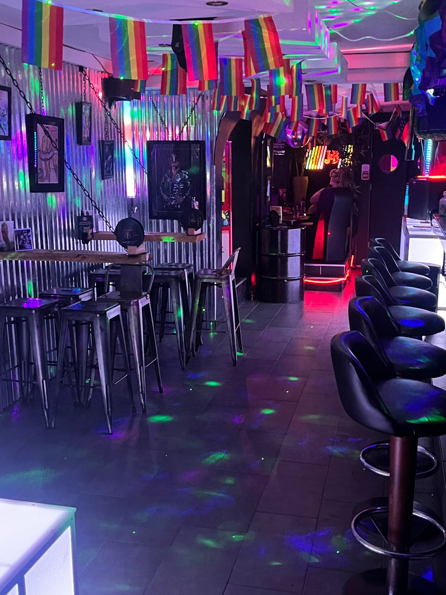 Le bar et ses néons à L’Homme Ô Bar