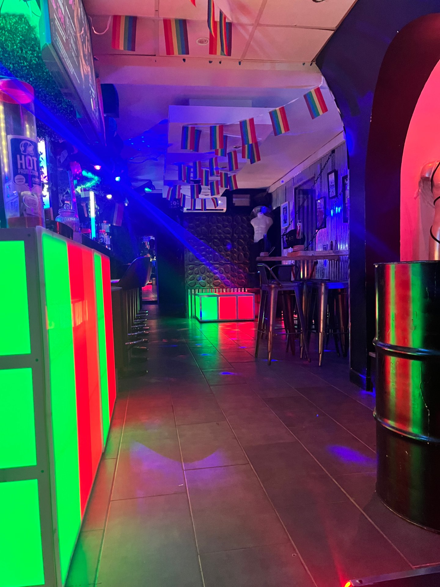 Ambiance néon de L'Homme Ô Bar
